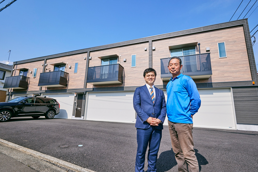 賃貸ガレージハウス｜オーナーズインタビュー｜ガレージハウスとともに記念撮影