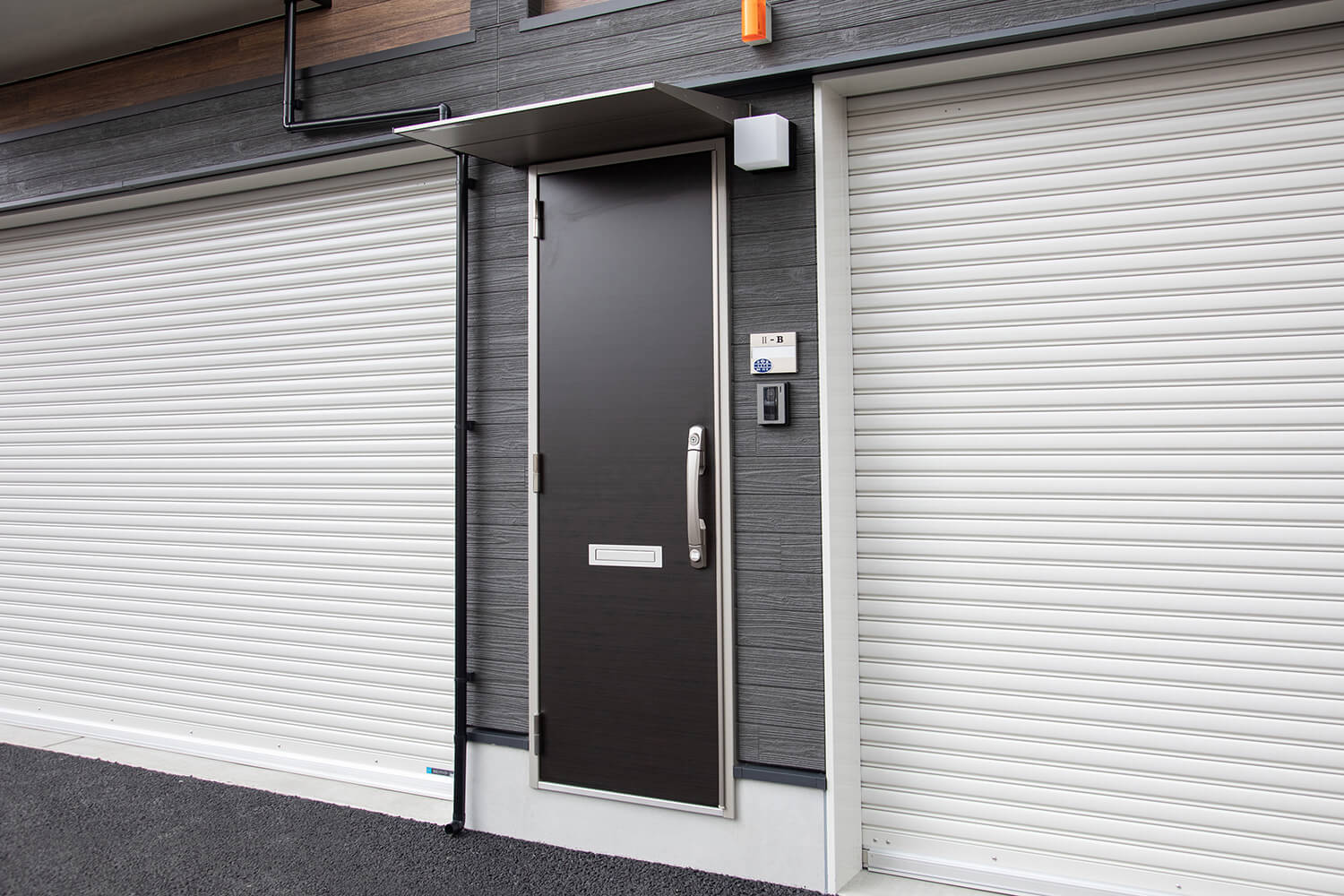 賃貸ガレージハウス｜プレミアムガレージハウスの内部を特別公開！｜玄関ドア