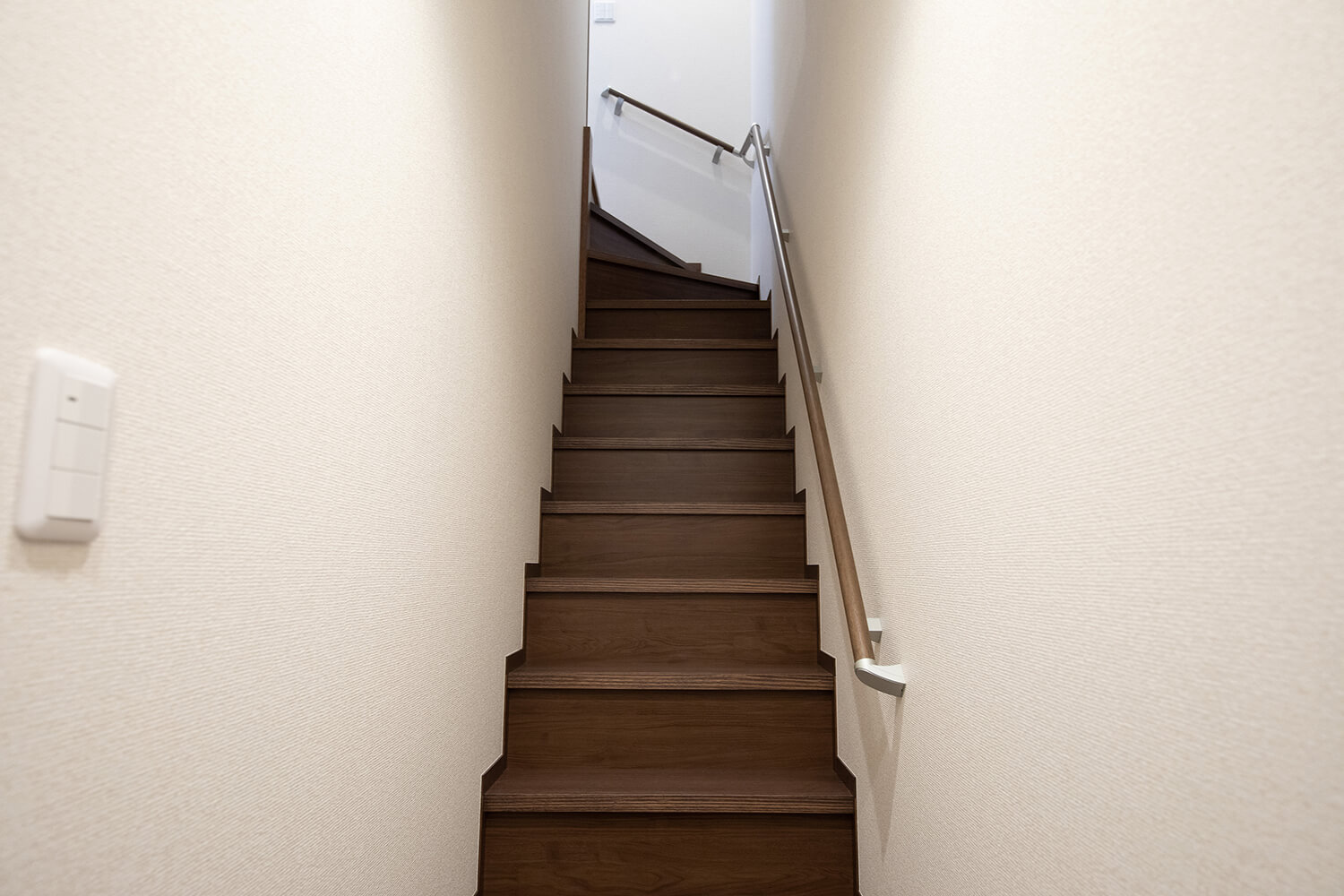 賃貸ガレージハウス｜プレミアムガレージハウスの内部を特別公開！｜階段