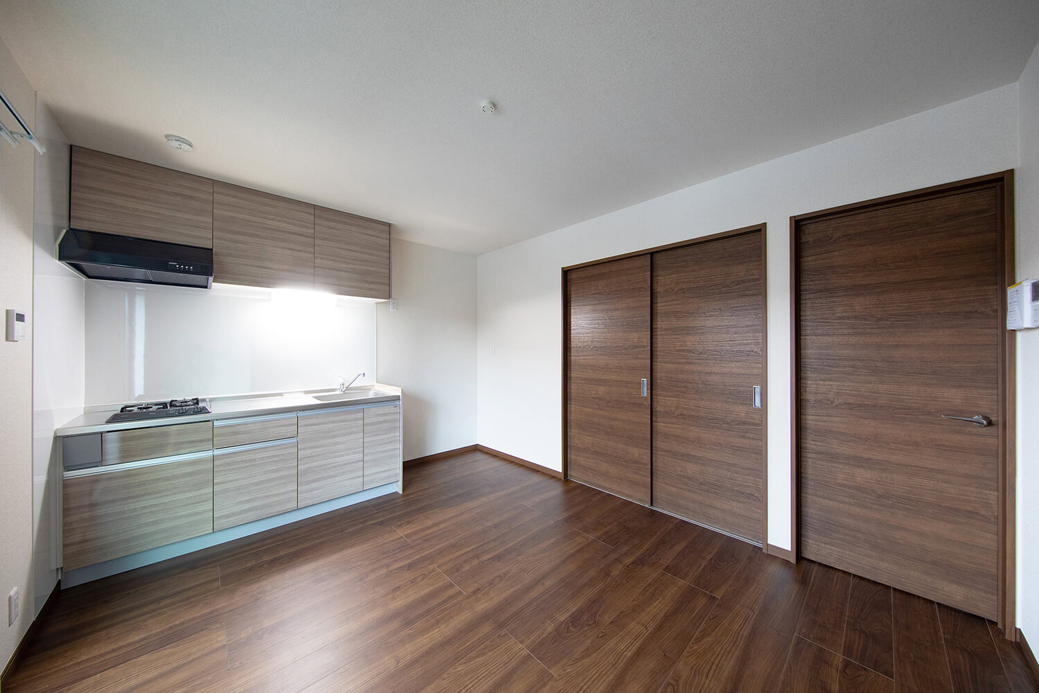 賃貸ガレージハウス｜プレミアムガレージハウスの内部を特別公開！｜居住スペース（部屋のドア閉まった状態）