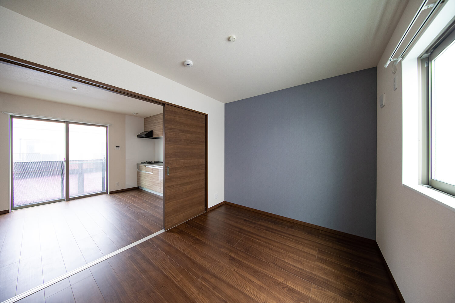 賃貸ガレージハウス｜プレミアムガレージハウスの内部を特別公開！｜洋室側から見た内観