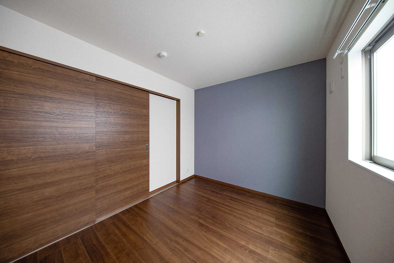 賃貸ガレージハウス｜プレミアムガレージハウスの内部を特別公開！｜洋室側から見た内観（ドア閉めた状態）