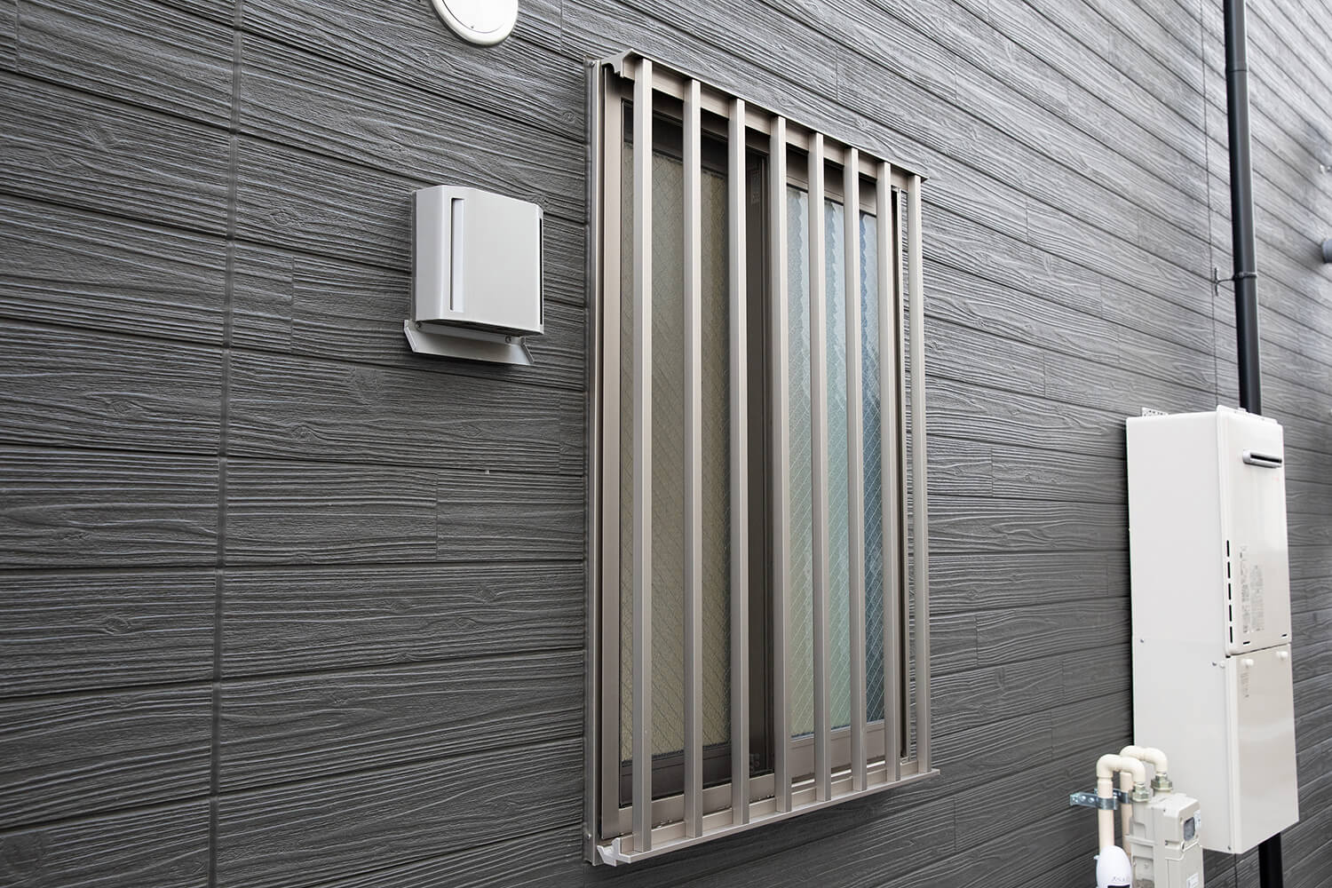 賃貸ガレージハウス｜プレミアムガレージハウスの内部を特別公開！｜ガレージ小窓の面格子