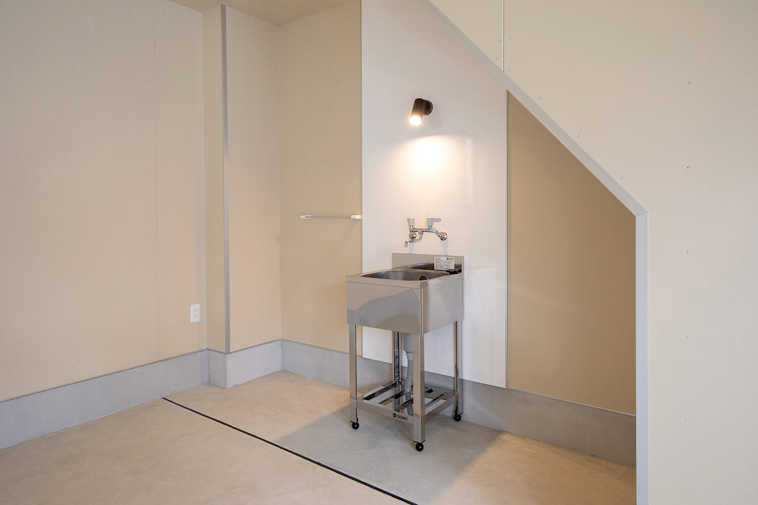 賃貸ガレージハウス｜プレミアムガレージハウスの内部を特別公開！｜ガレージ内のシンク